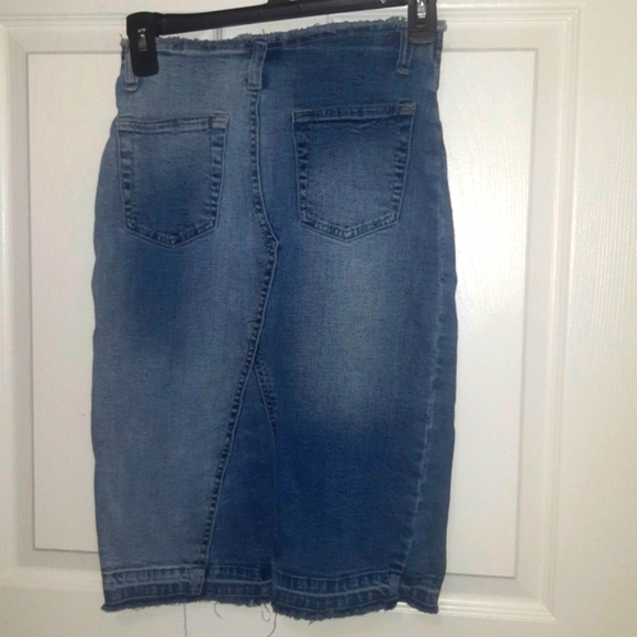 (XS/S)🆕️Dynamite Jewelled Stretchy Denim Skirt W12"× L22" - Picture 7 of 9